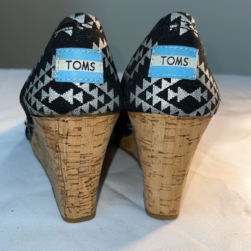New Toms heels size 9.5, black/silver pattern and cork heel - Picture 3 of 4